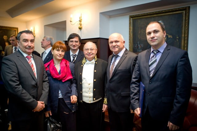 Gala Premiilor Academiei Române: Președintele Academiei Române, academician Ionel-Valentin Vlad (centru), alături de laureații din domeniul științelor fizice, printre care și prof.univ.dr. Mihai Dimian (dreapta)