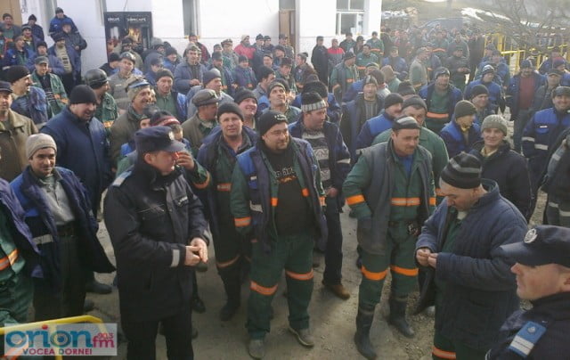 proteste_crucea_2 compania nationala a uraniului