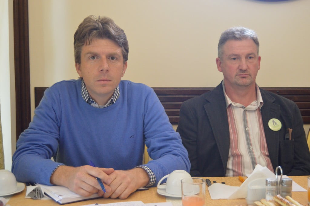Claudiu Dumitriu (stânga) - vicepreședintele Federației Naționale pentru Protecția Animalelor și Ralf Trautmann (dreapta) - președindele „Proanimals Tina”