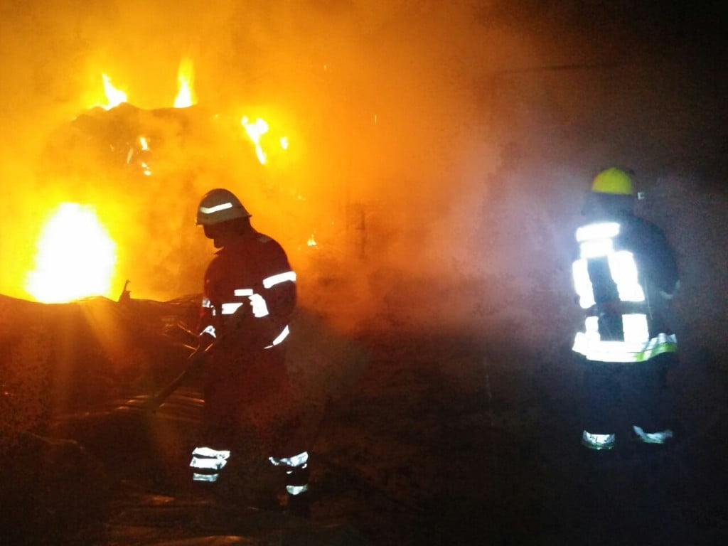 incendiu Dragoiesti noaptea, pompieri (11)