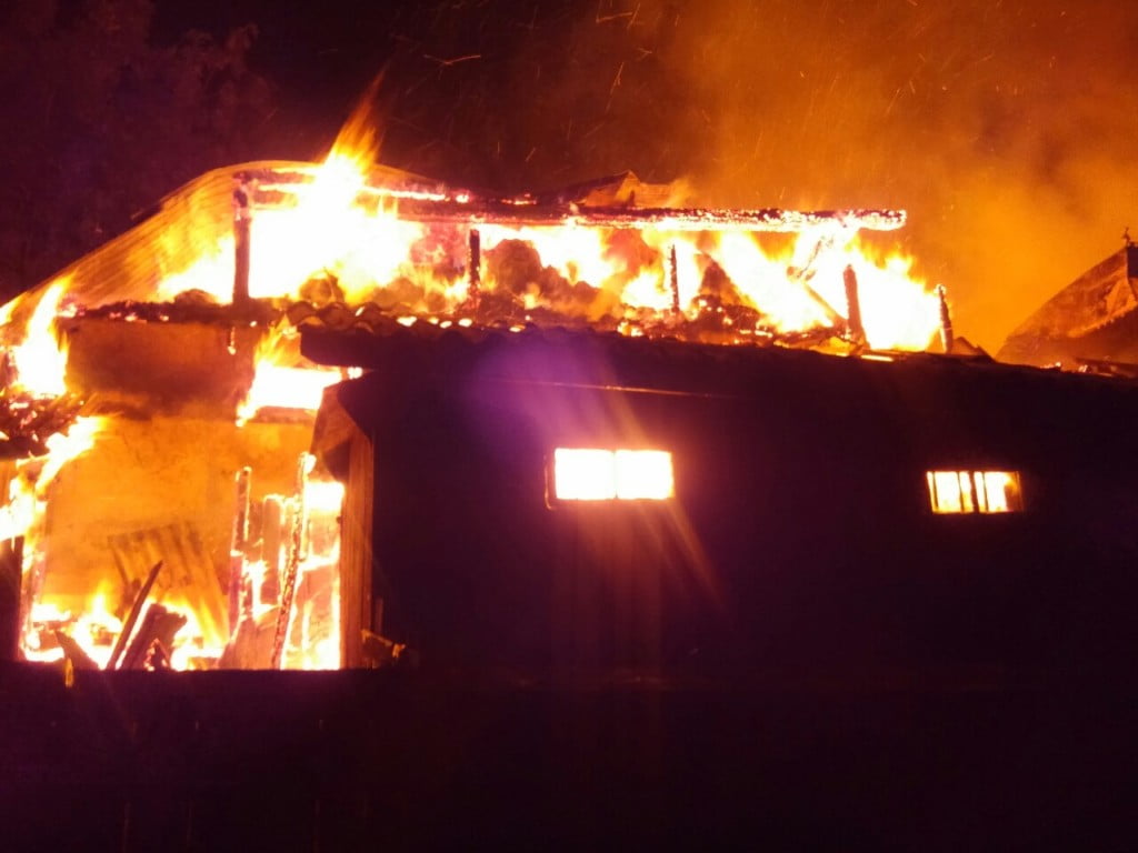 incendiu Dragoiesti noaptea, pompieri (40)