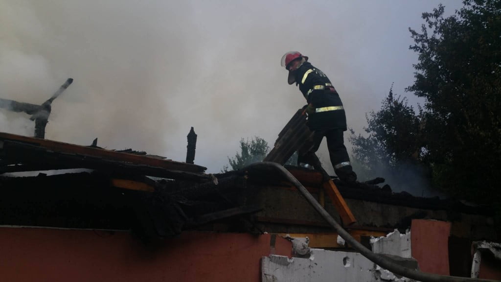 incendiu casa pompieri isu (3)