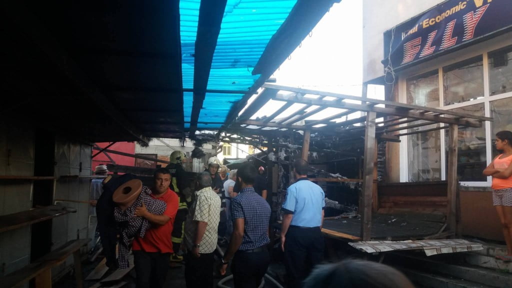 incendiu bazar Radauti (2)