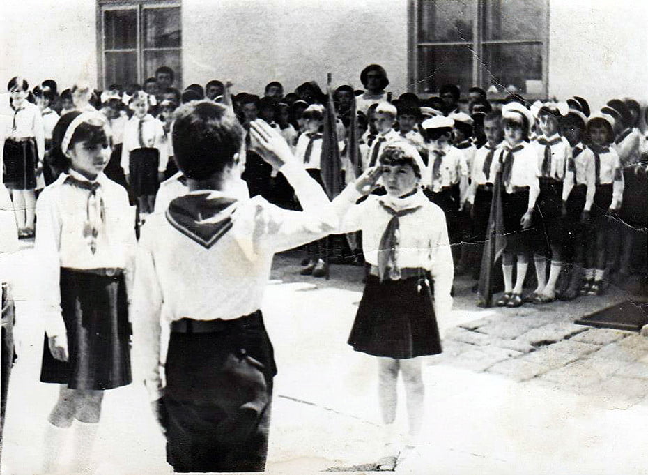 sursa: https://etimpu.files.wordpress.com/2011/04/pionieri-salutand.jpg