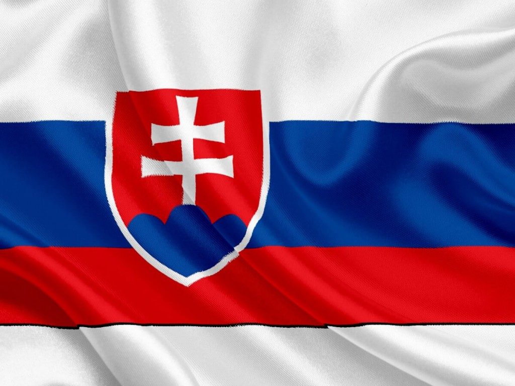 Drapelul NaÈ›ional Al Slovaciei Arborat Invers In PiaÈ›a Drapelelor Ue Din Centrul Sucevei