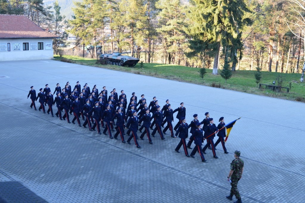 60 de elevi ai Colegiului Naţional Militar "Ştefan cel ...