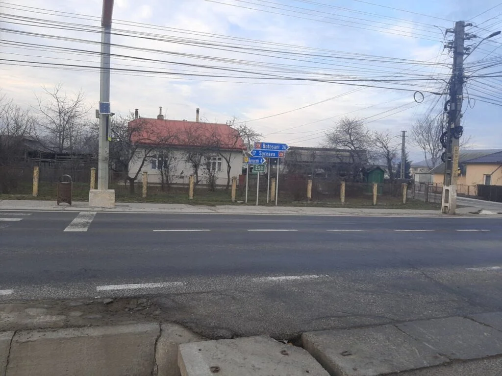 Un șofer din Dorohoi ajungând la intersecția cu DN29, cu intenția de a vira la stânga spre Suceava, nu a respectat semnificația indicatorului „STOP” și a pătruns pe DN29, neacordând prioritate de trecere autoturismului marca Skoda Superb condus de un localnic care se deplasa pe DN29 pe sensul de mers spre Botoșani, intrând în coliziune cu acesta.