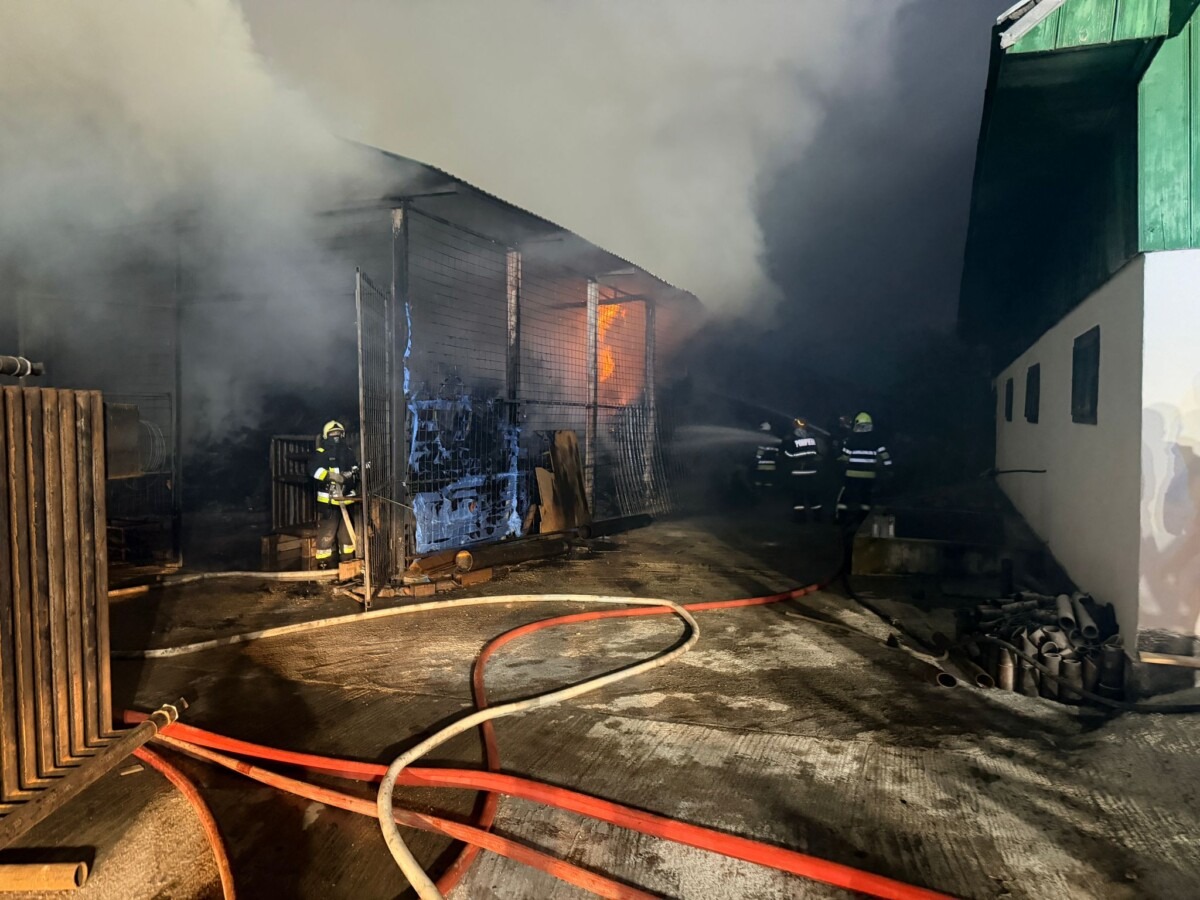 Incendiu la o anexă a mănăstirii Brădățel din Horodniceni. Pompierii intervin cu șase autospeciale de stingere
