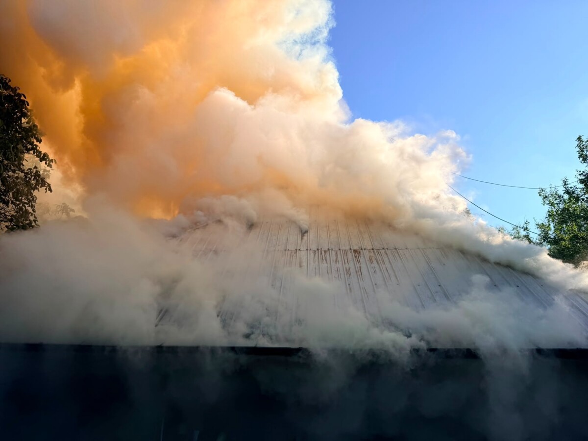Incendiu la o gospodărie din Horodnic de Sus: acoperișul casei, distrus de flăcări