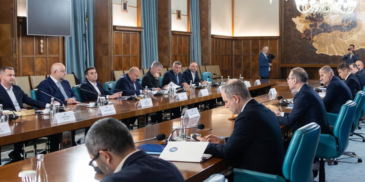 Zeci de bârlãdeni au fãcut o petitie primarului Boros pentru pãstrarea unei parcãri rezidentiale, fãrã platã, în fata sediului PSD
